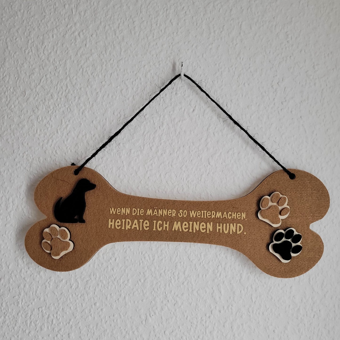 Hundeknochen aus Filz mit Pfoten