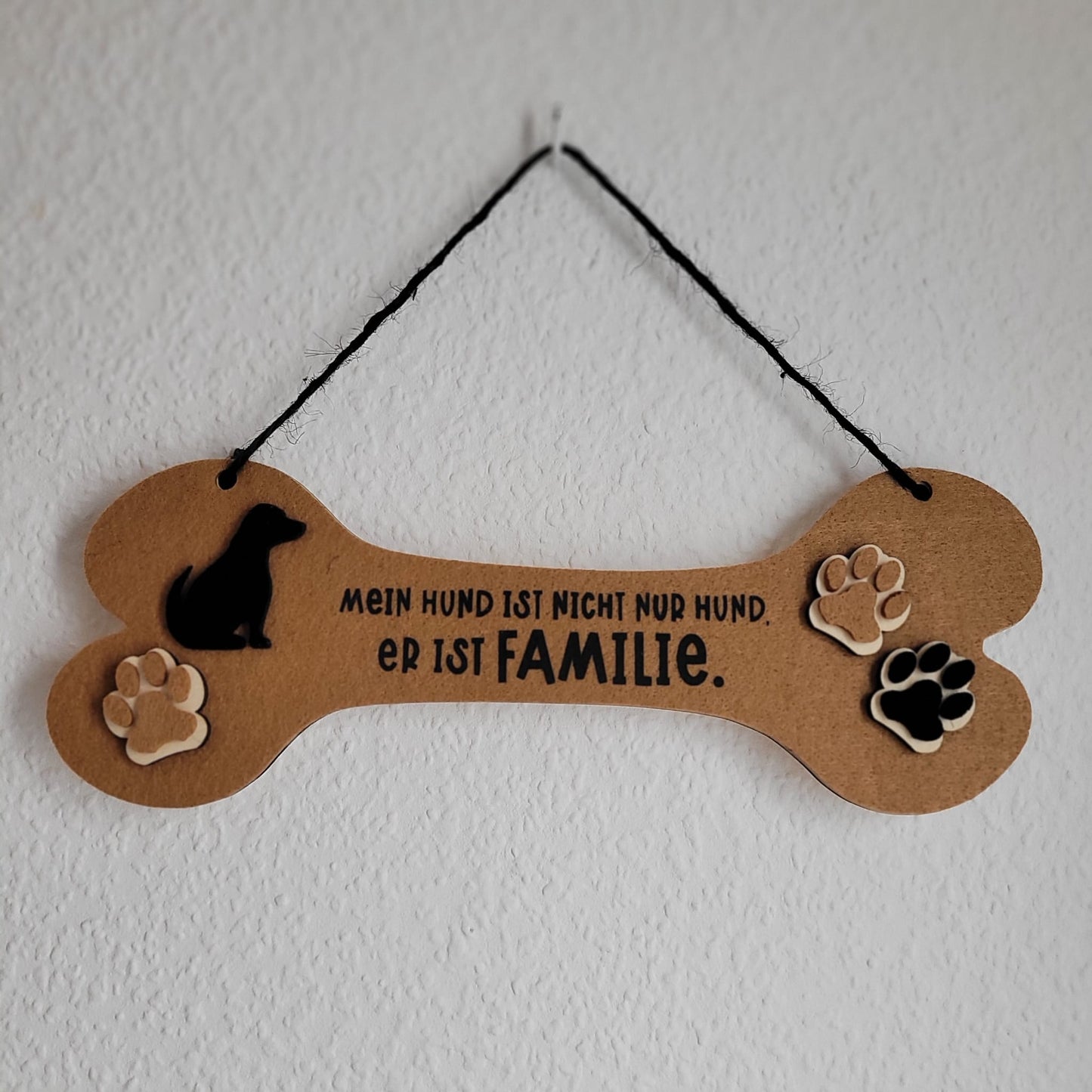 Hundeknochen aus Filz mit Pfoten