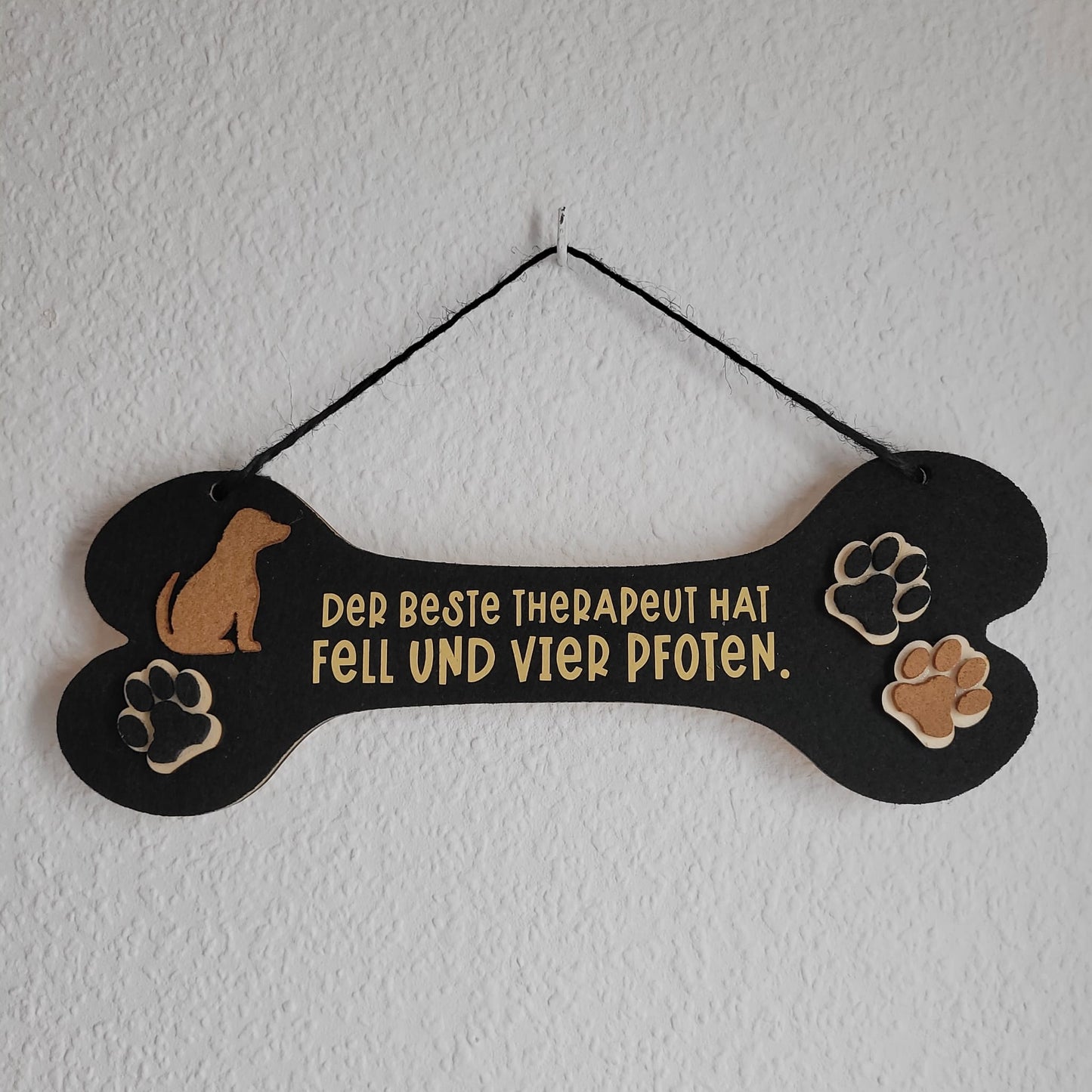 Hundeknochen aus Filz mit Pfoten