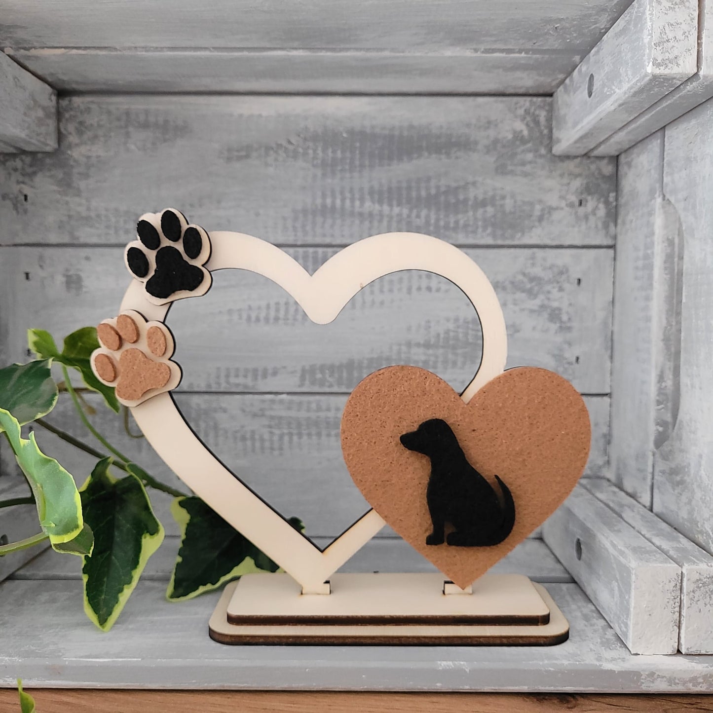 Pfotenliebe im Holzherz