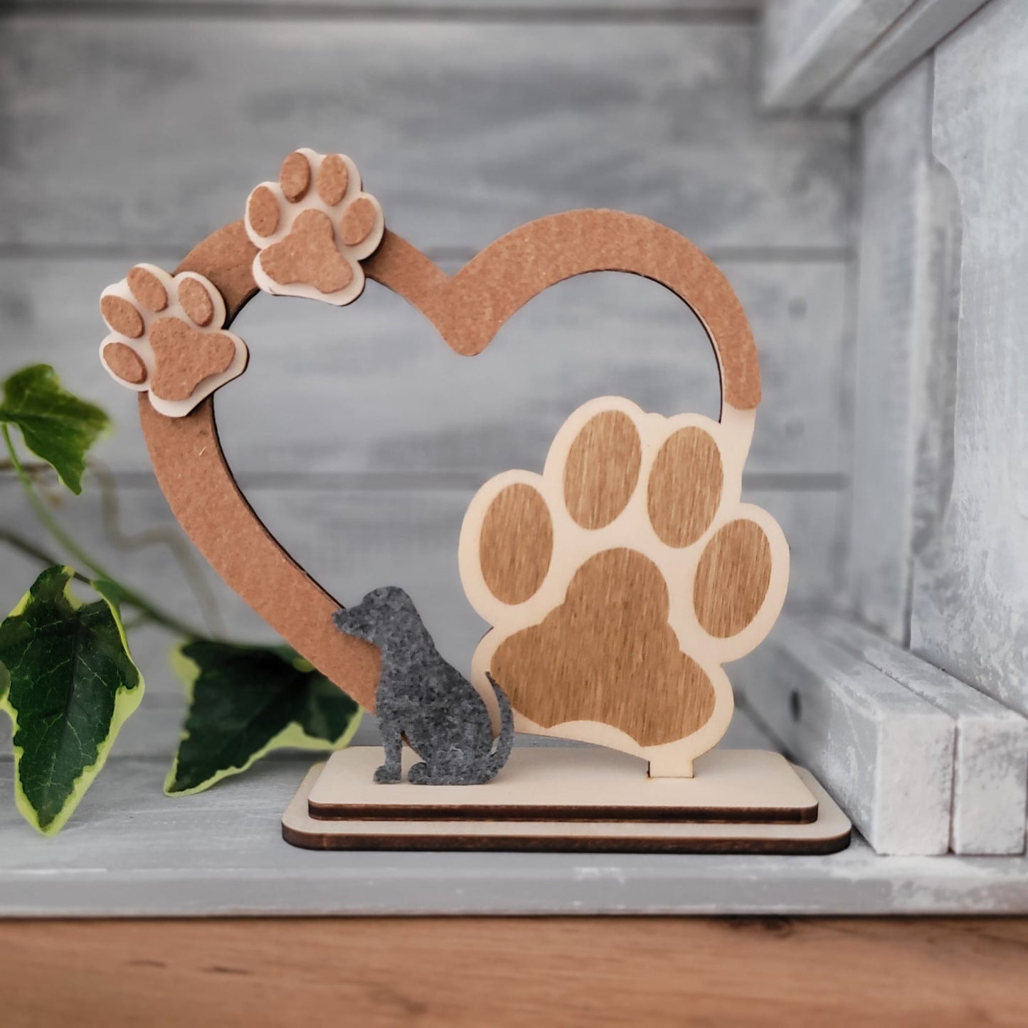 Pfotenliebe im Holzherz